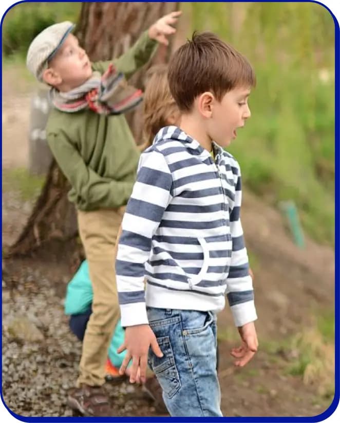 Дошкільнята граються на зеленому подвір'ї в приватному дитячому садочку на лівому березі Києва